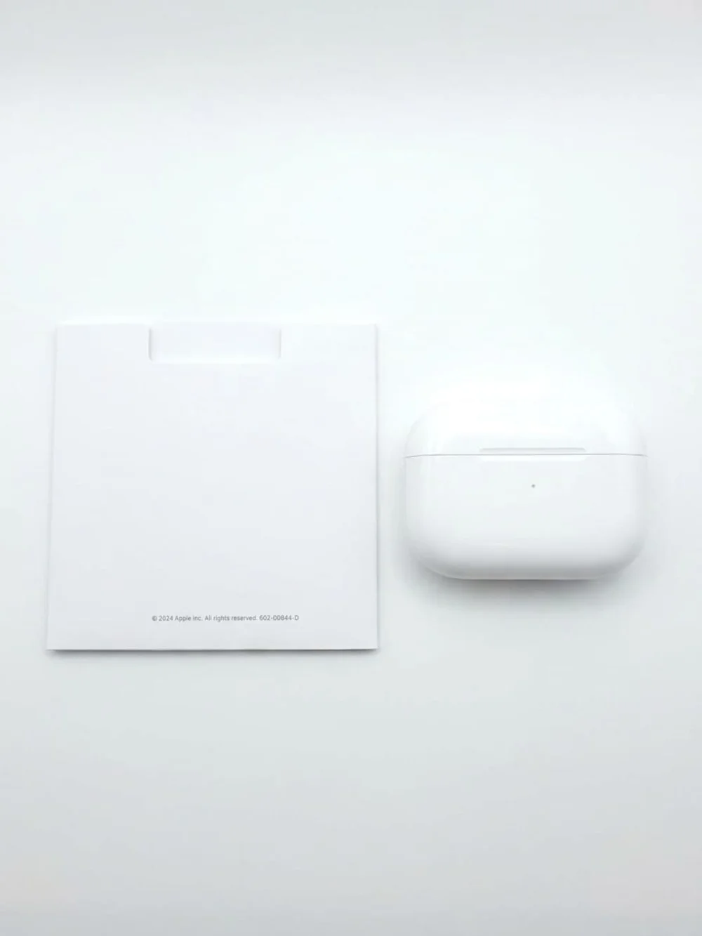 Here's the description for AirPods (3rd Generation) in English:  **AirPods (3rd